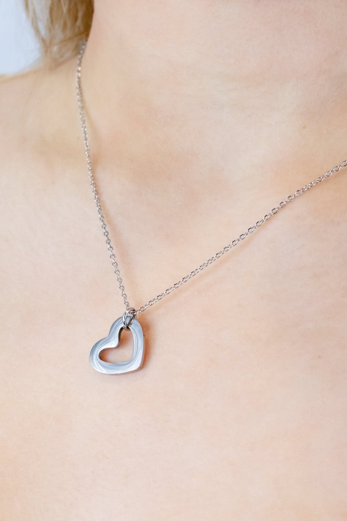 https://wethemjewels.com/products/collar-corazon-cielo?_pos=2&_psq=contorno&_ss=e&_v=1.0
