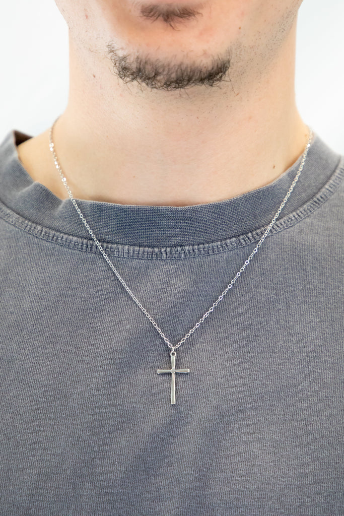 Collar cruz clásica fina