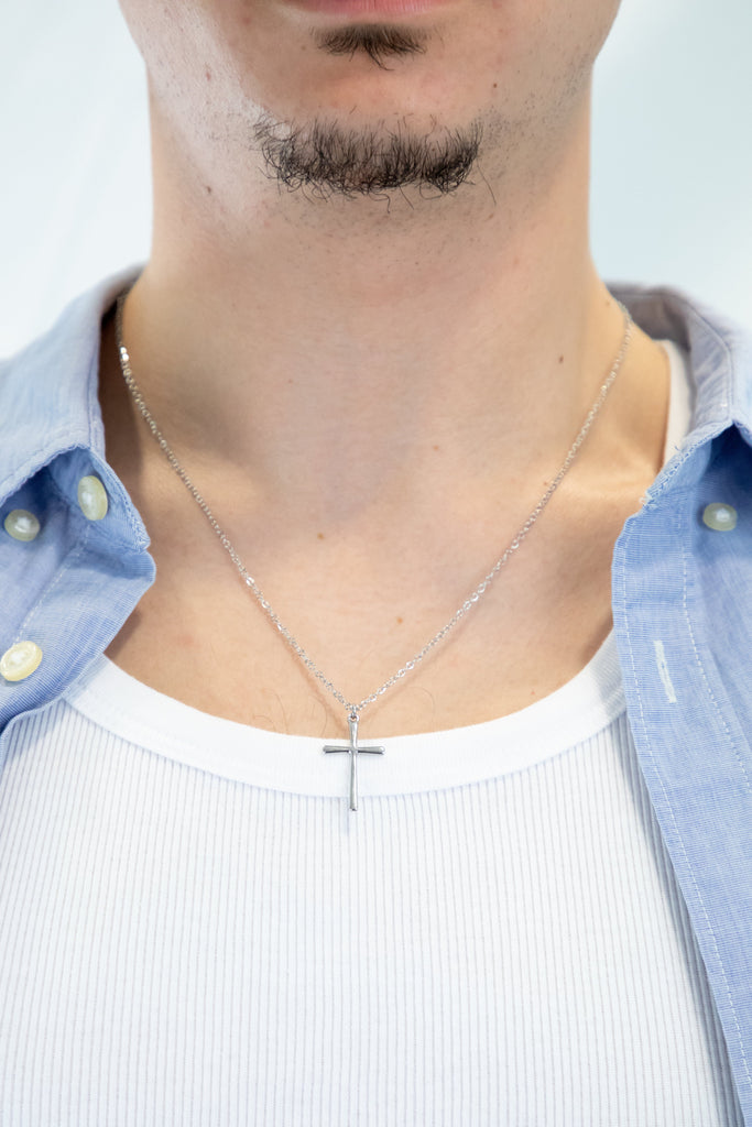 Collar cruz clásica fina