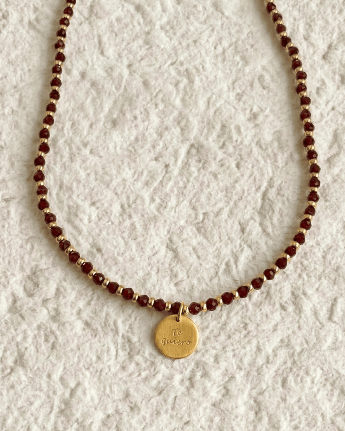 COLLAR DE CRISTALES COLORES CON MEDALLA GRABADA