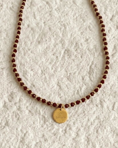 COLLAR DE CRISTALES COLORES CON MEDALLA GRABADA