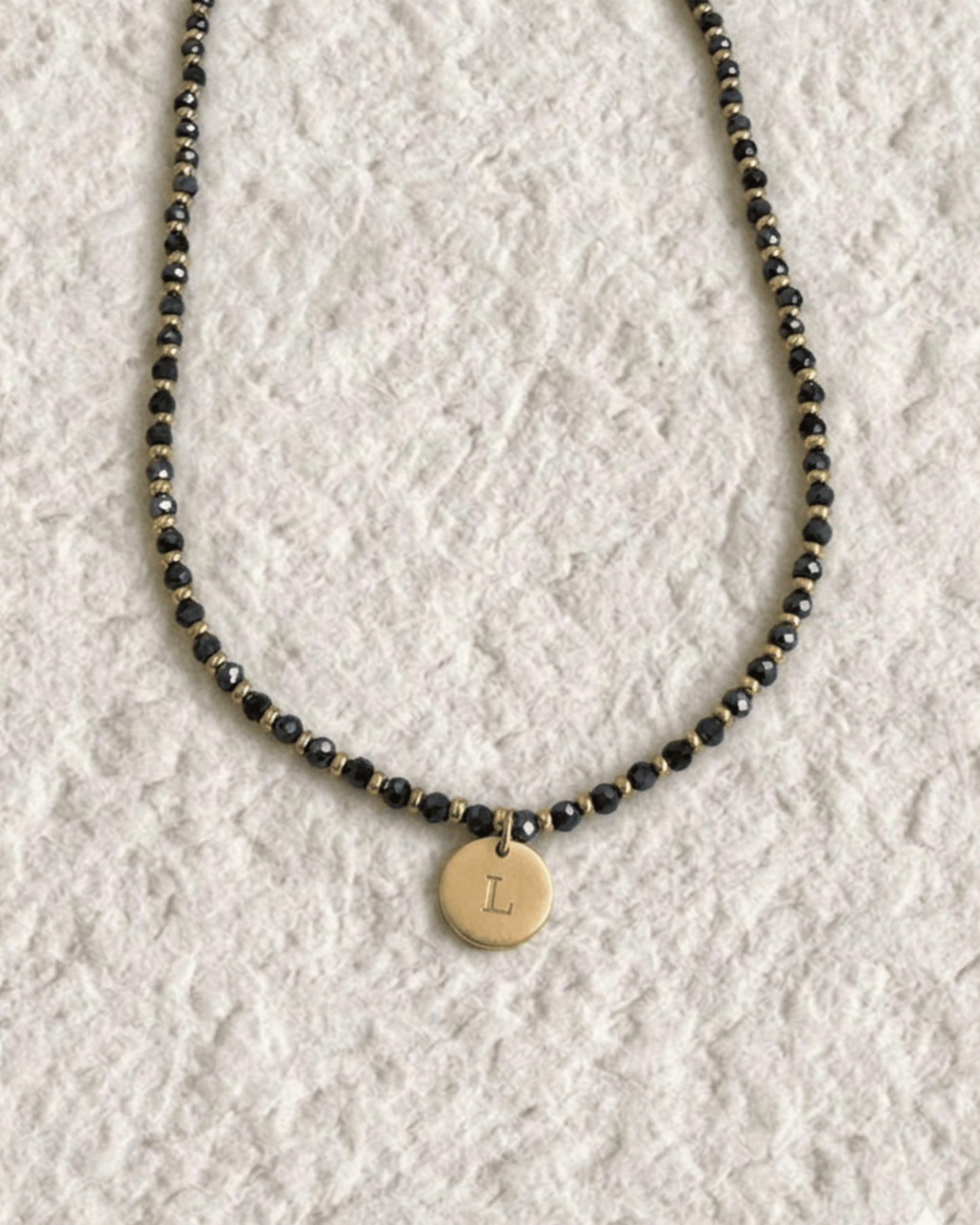 COLLAR DE CRISTALES COLORES CON MEDALLA GRABADA