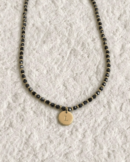 COLLAR DE CRISTALES COLORES CON MEDALLA GRABADA