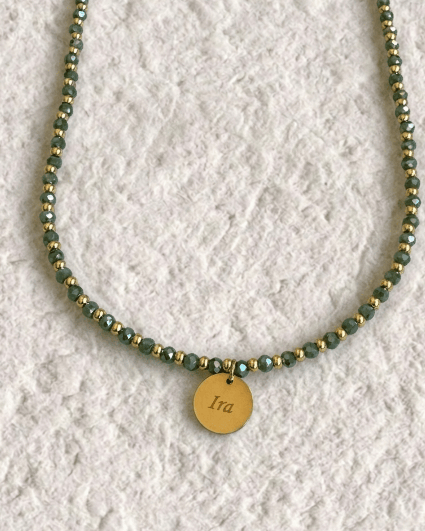 COLLAR DE CRISTALES COLORES CON MEDALLA GRABADA