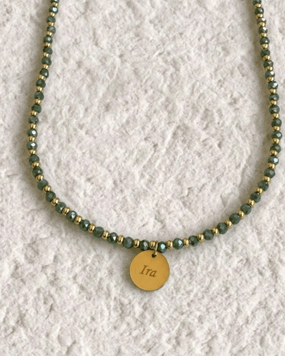 COLLAR DE CRISTALES COLORES CON MEDALLA GRABADA
