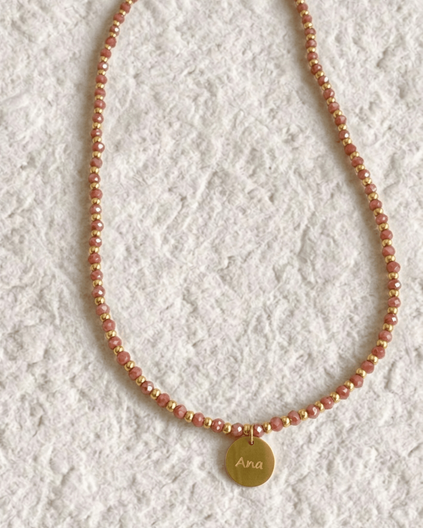 COLLAR DE CRISTALES COLORES CON MEDALLA GRABADA