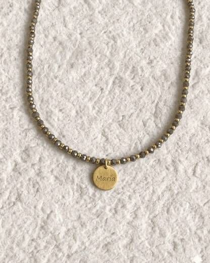 COLLAR DE CRISTALES COLORES CON MEDALLA GRABADA