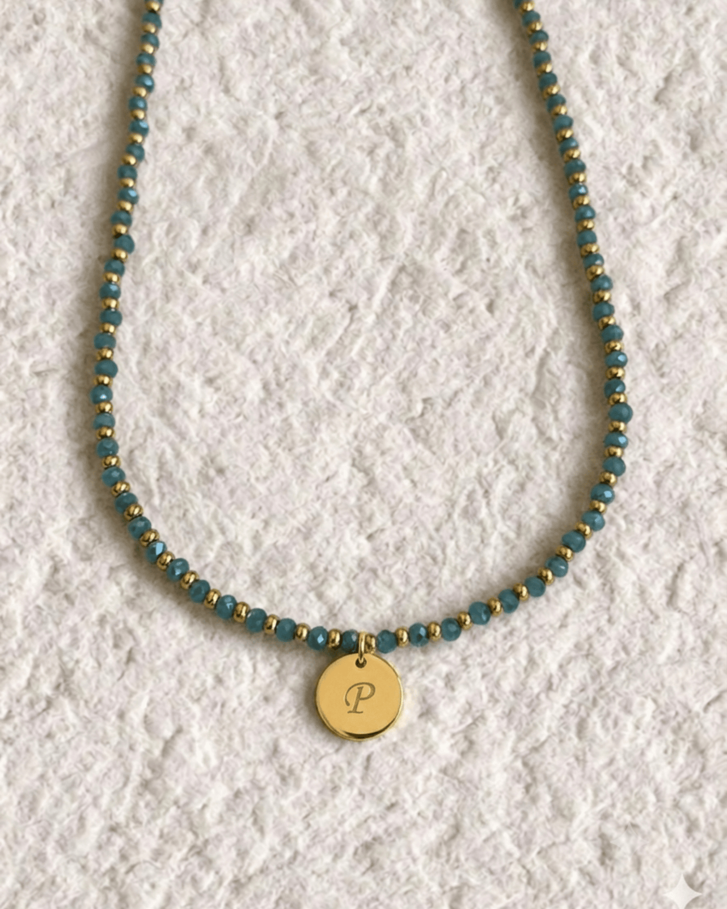 COLLAR DE CRISTALES COLORES CON MEDALLA GRABADA