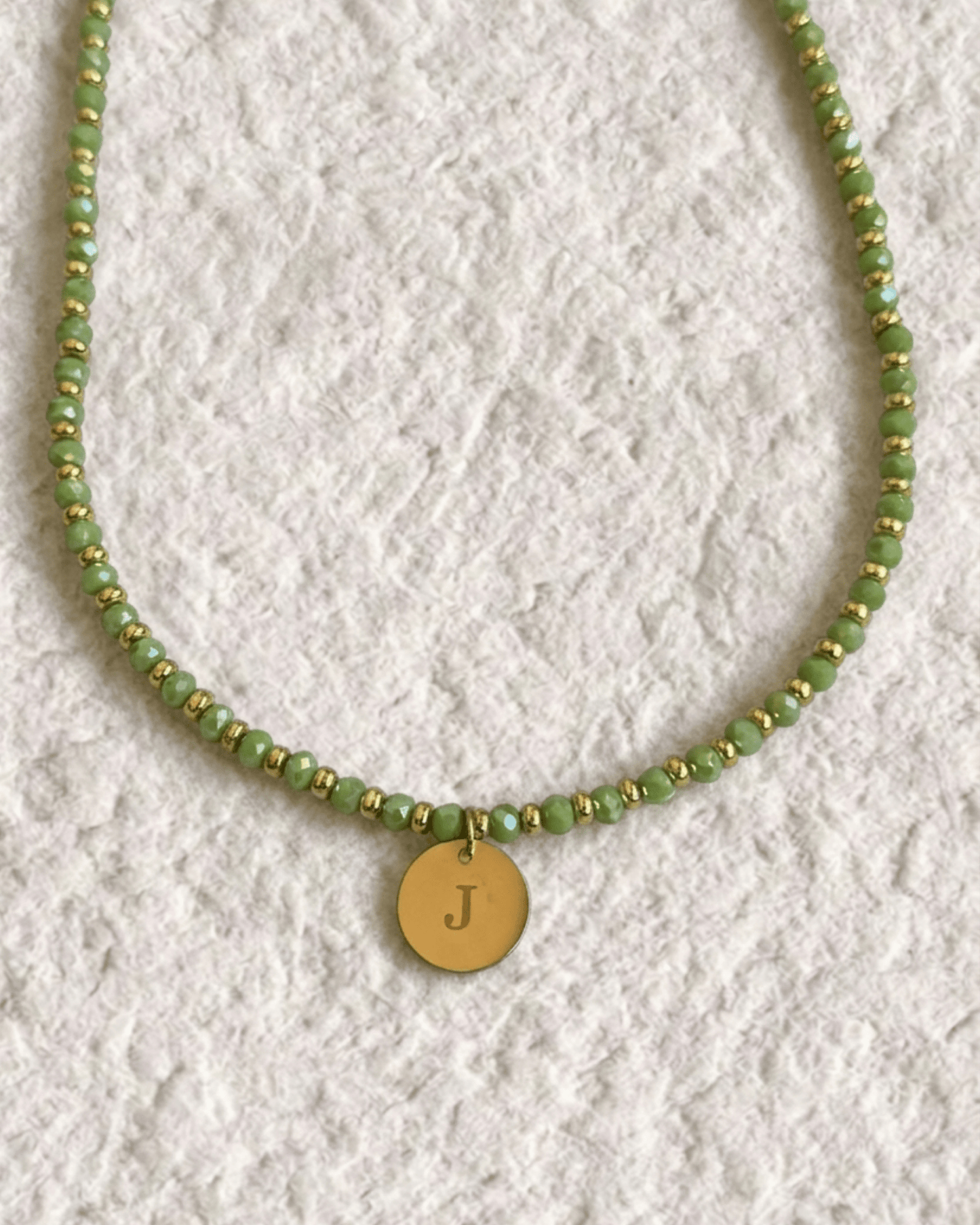 COLLAR DE CRISTALES COLORES CON MEDALLA GRABADA