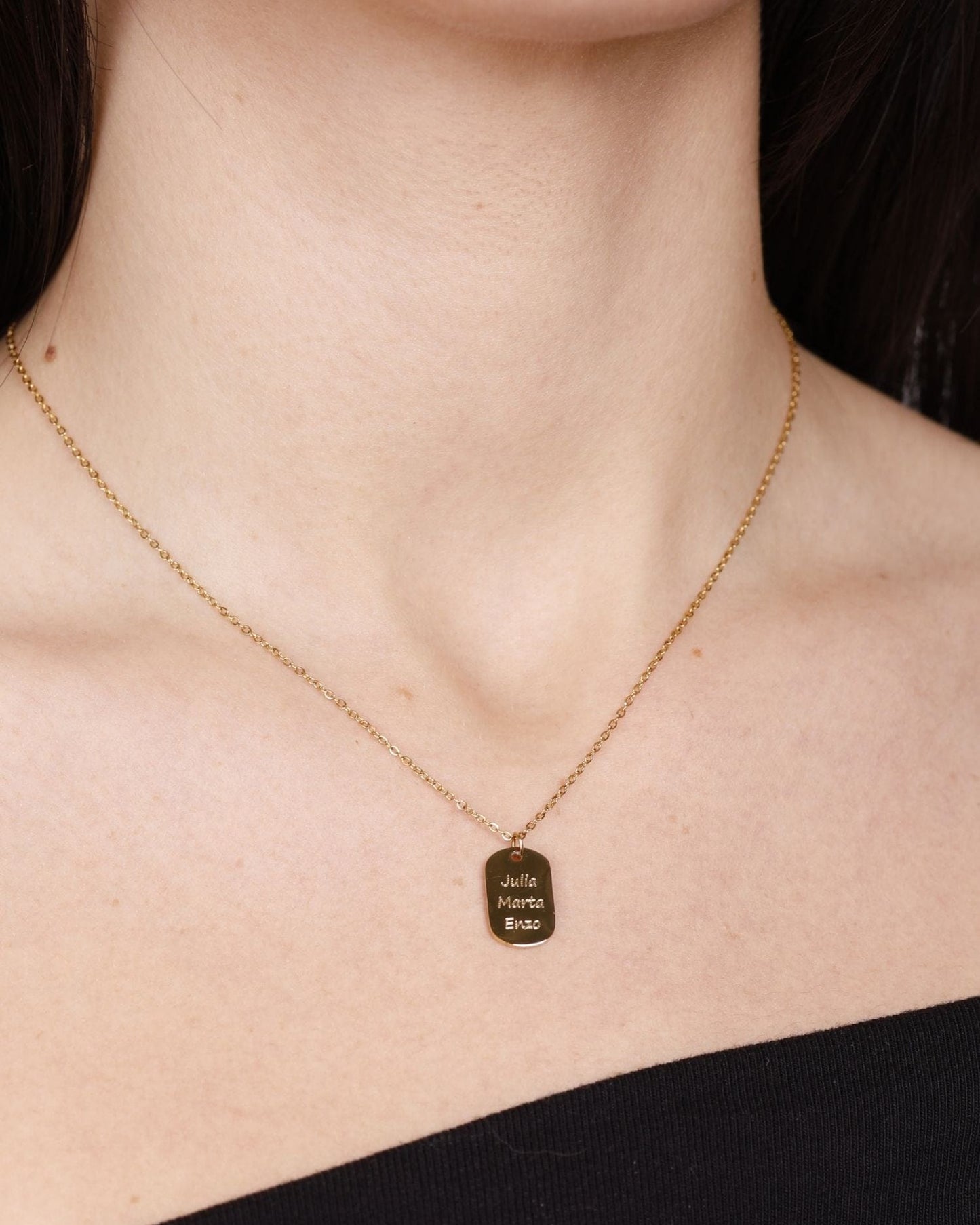ENGRAVED NECKLACE WITH SMALL PLAQUE