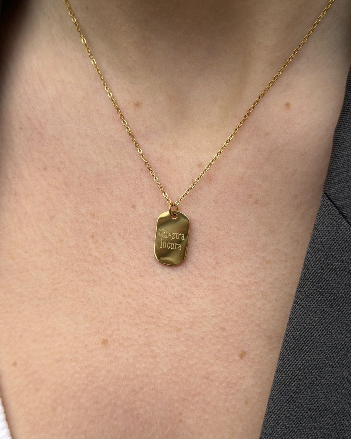 ENGRAVED NECKLACE WITH SMALL PLAQUE