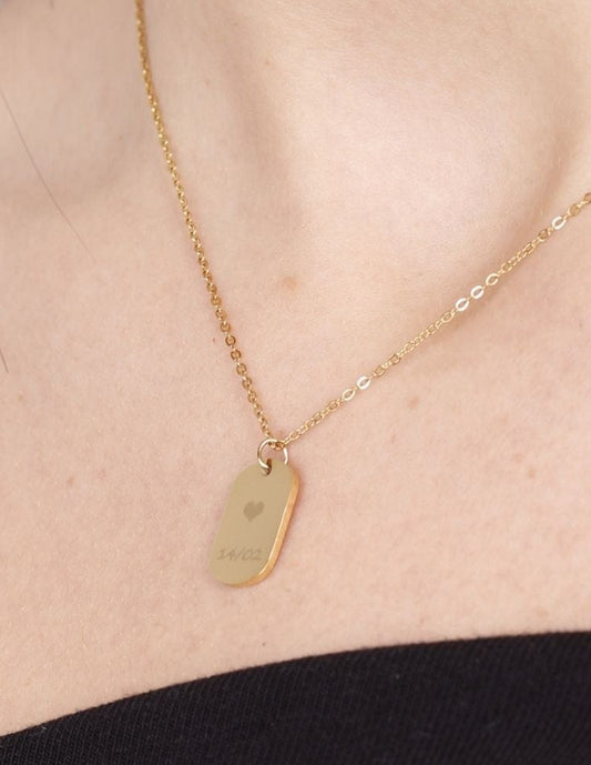 COLLAR GRABADO PLACA PEQUEÑA CON DISEÑO CORAZÓN
