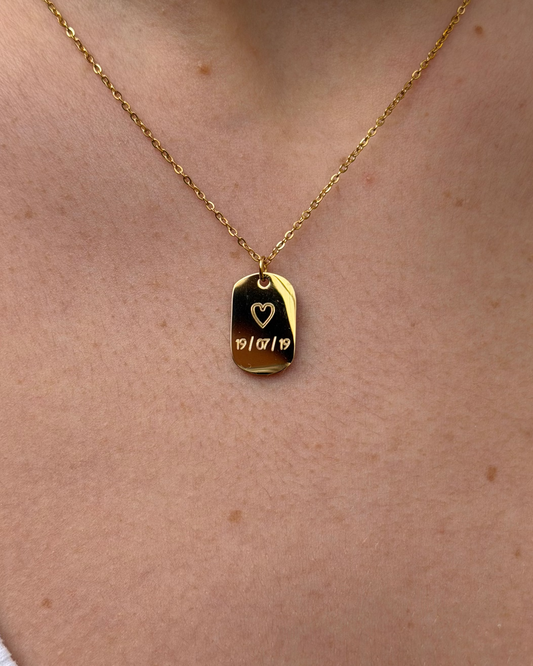 COLLAR GRABADO PLACA PEQUEÑA CON DISEÑO CORAZÓN