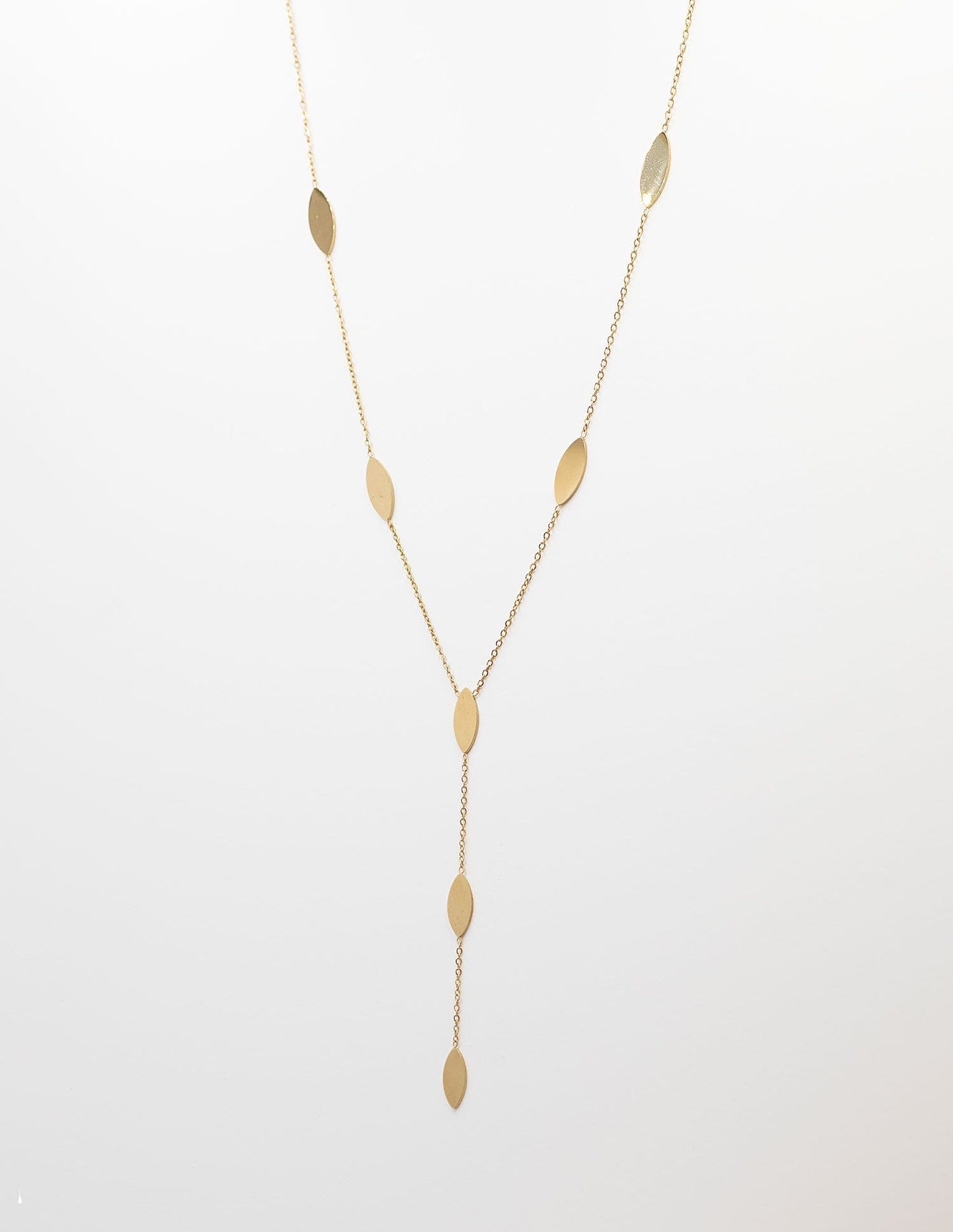 COLLAR LARGO ESCOTE HOJAS