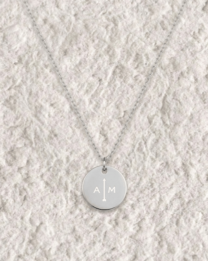 COLLAR MEDALLA CON DISEÑO FLECHA