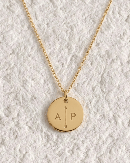 COLLAR MEDALLA CON DISEÑO FLECHA