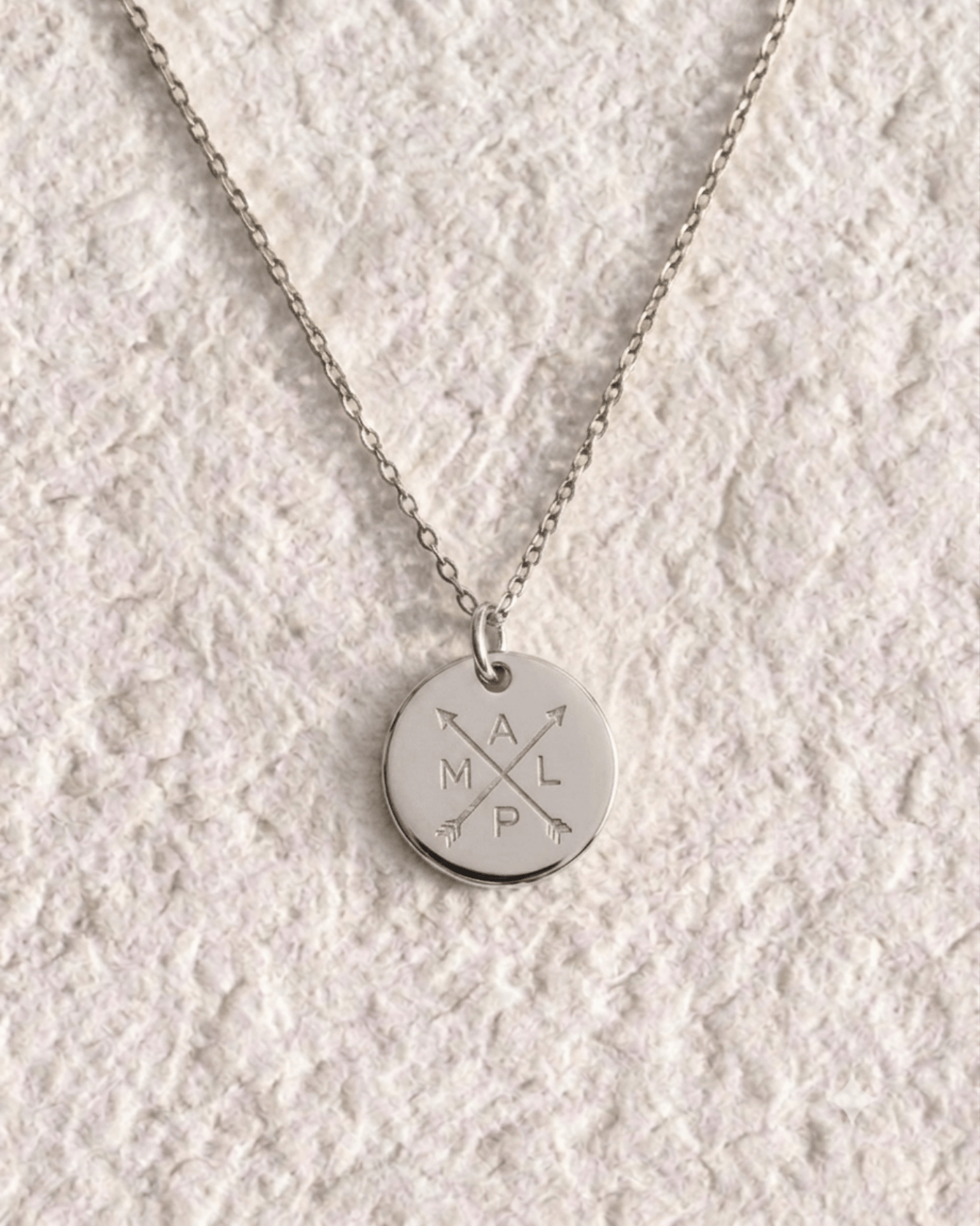 COLLAR MEDALLA CON DISEÑO FLECHAS EN CRUZ