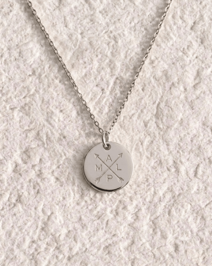COLLAR MEDALLA CON DISEÑO FLECHAS EN CRUZ