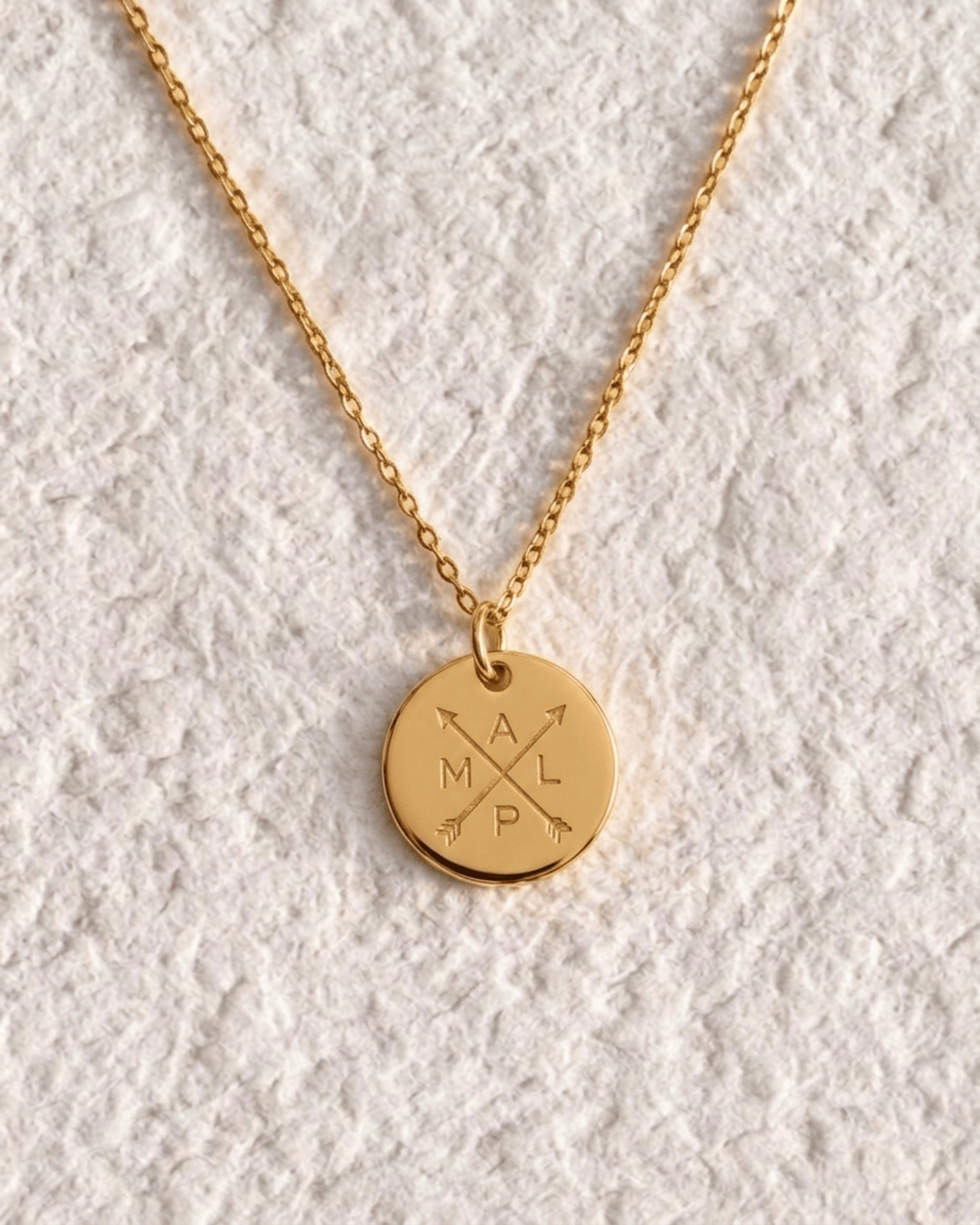 COLLAR MEDALLA CON DISEÑO FLECHAS EN CRUZ