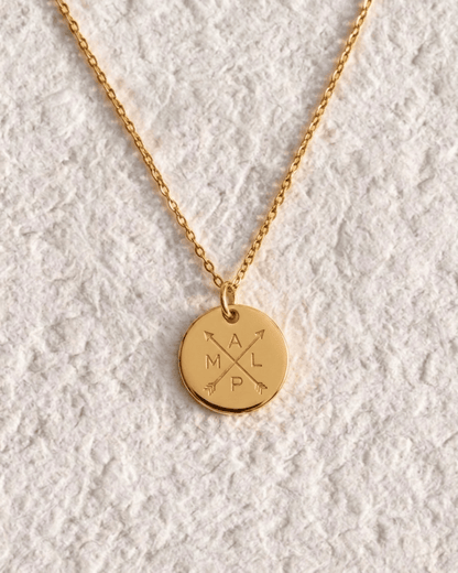 COLLAR MEDALLA CON DISEÑO FLECHAS EN CRUZ