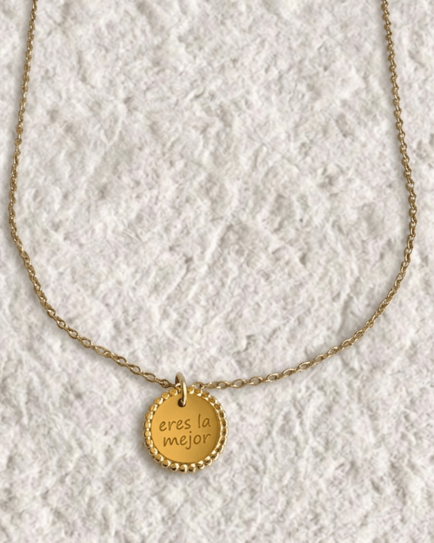 COLLAR MEDALLA CON REBORDE