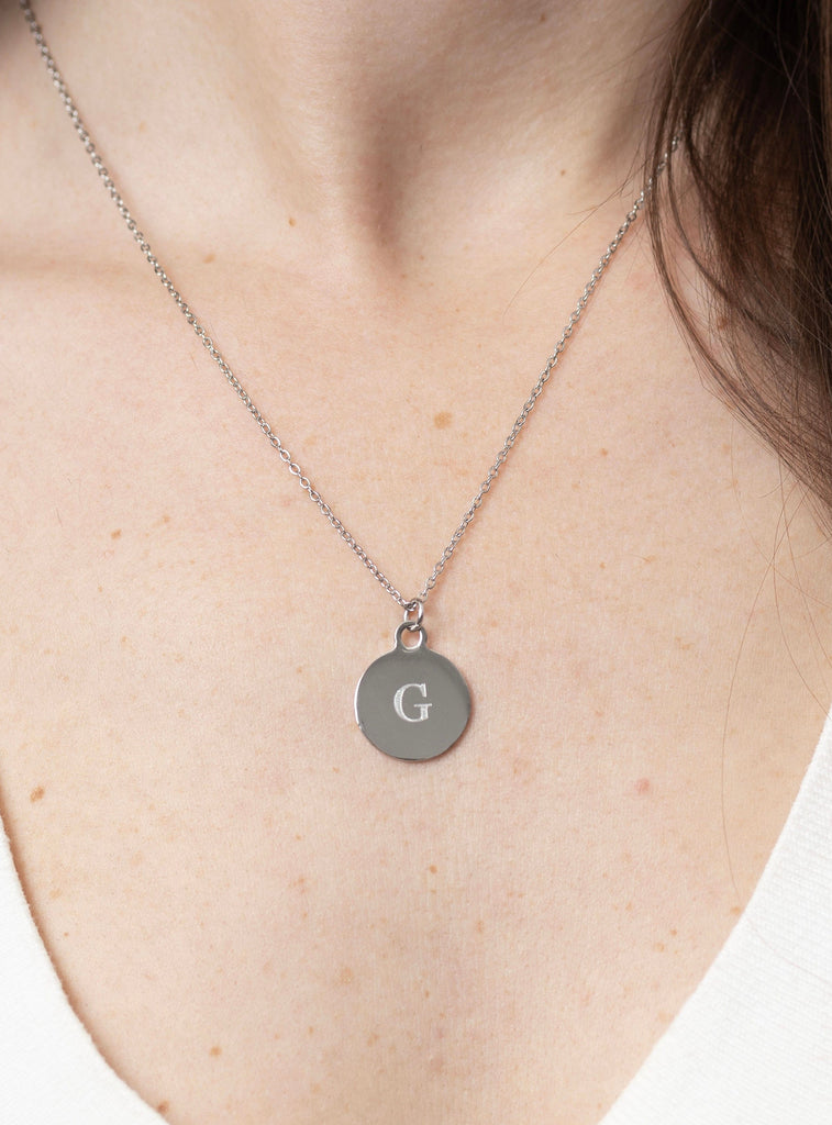 el collar medalla pequeña en acerp plateado es ideal para grabar una inicial, personalizar con un nombre o fecha o cualquier grabado que desees.