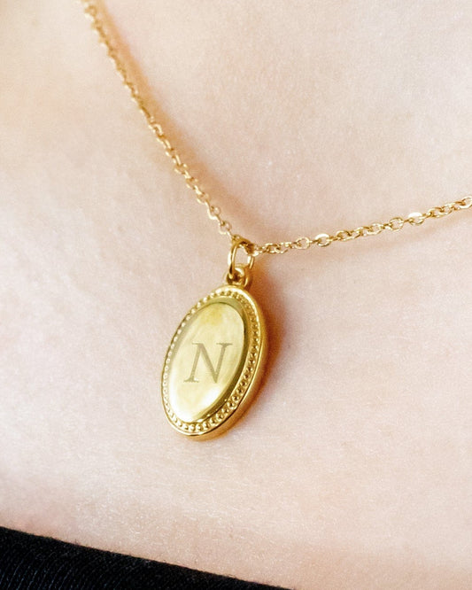 collar medalla inicial oval vintage