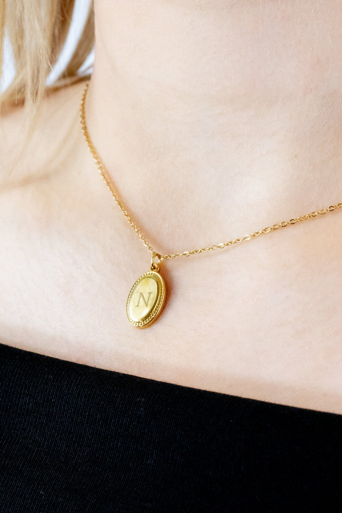 collar medalla inicial oval vintage