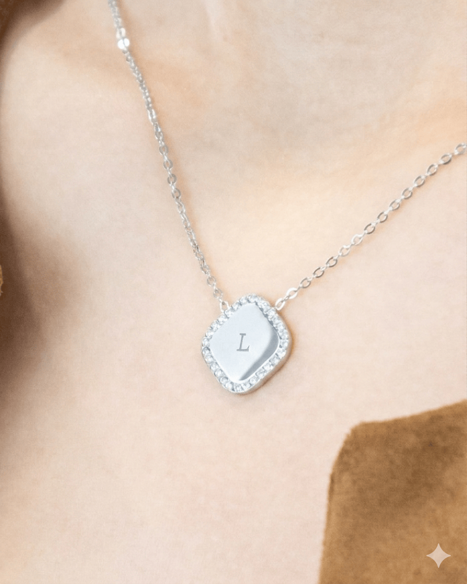 Rhombus necklace with engraved cubic zirconia