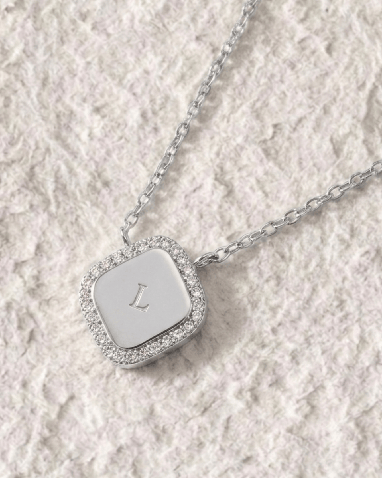 COLLAR ROMBO CON CIRCONITAS GRABADO