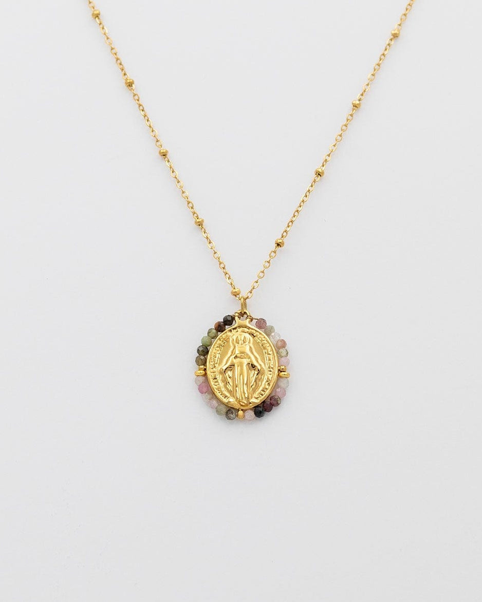 collar con cadena de bolitas y medalla rodeada de piedras pequeñas con una virgen en el centro de acero dorado