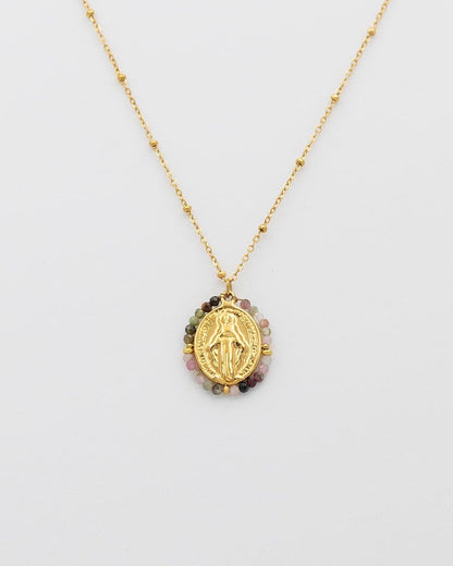 collar con cadena de bolitas y medalla rodeada de piedras pequeñas con una virgen en el centro de acero dorado