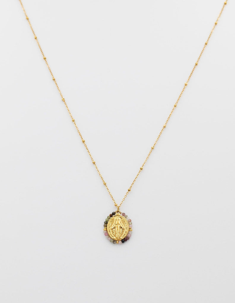 collar con cadena de bolitas y medalla rodeada de piedras pequeñas con una virgen en el centro de acero dorado