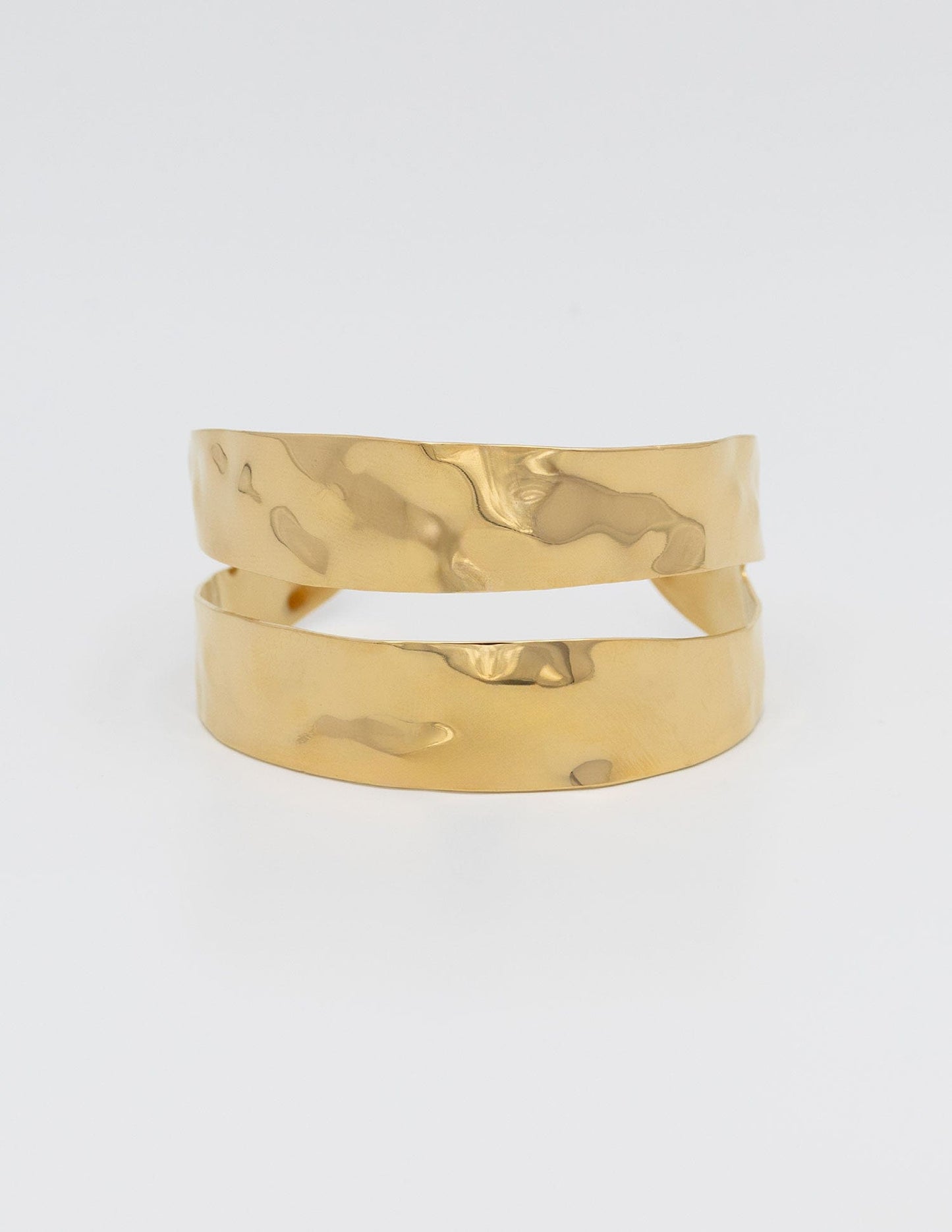 pulsera rígida doble dorada con textura y brillo