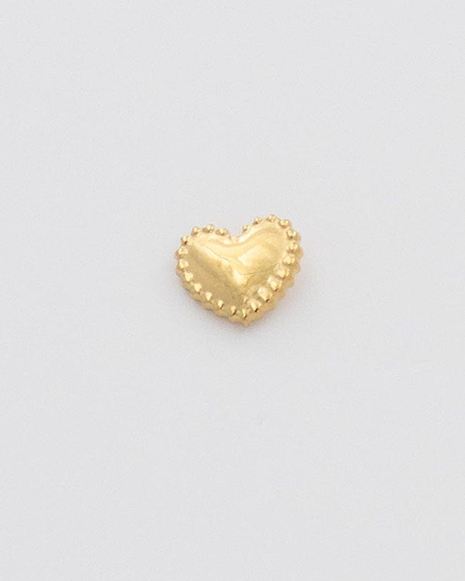 minis corazones dorados de acero con rebrote texturizado, con cierre a presión