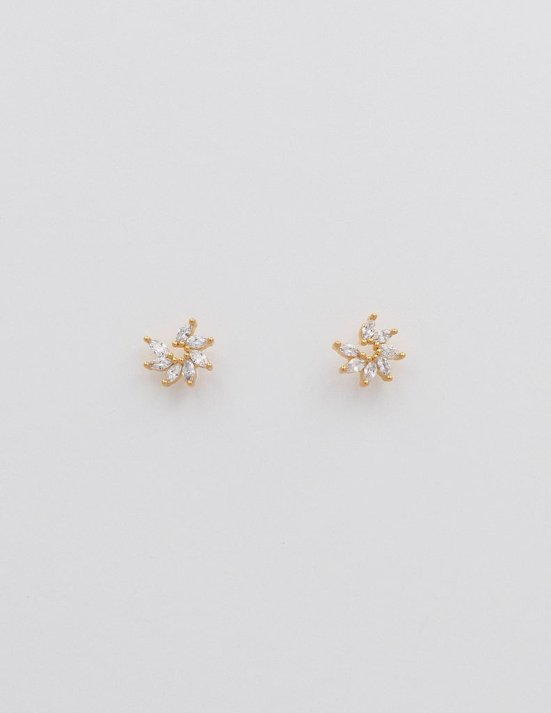 minis llenos de circonitas blancas en forma de casi circulo de acero dorado