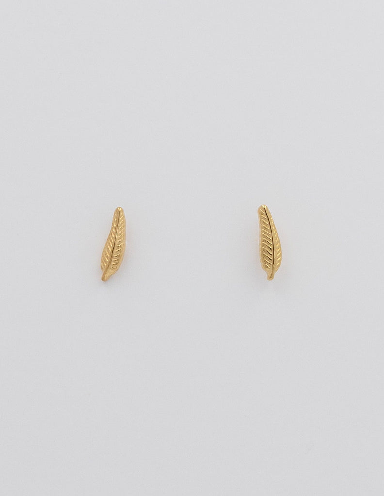 mini pendientes con forma de hoja dorado con cierre rosca