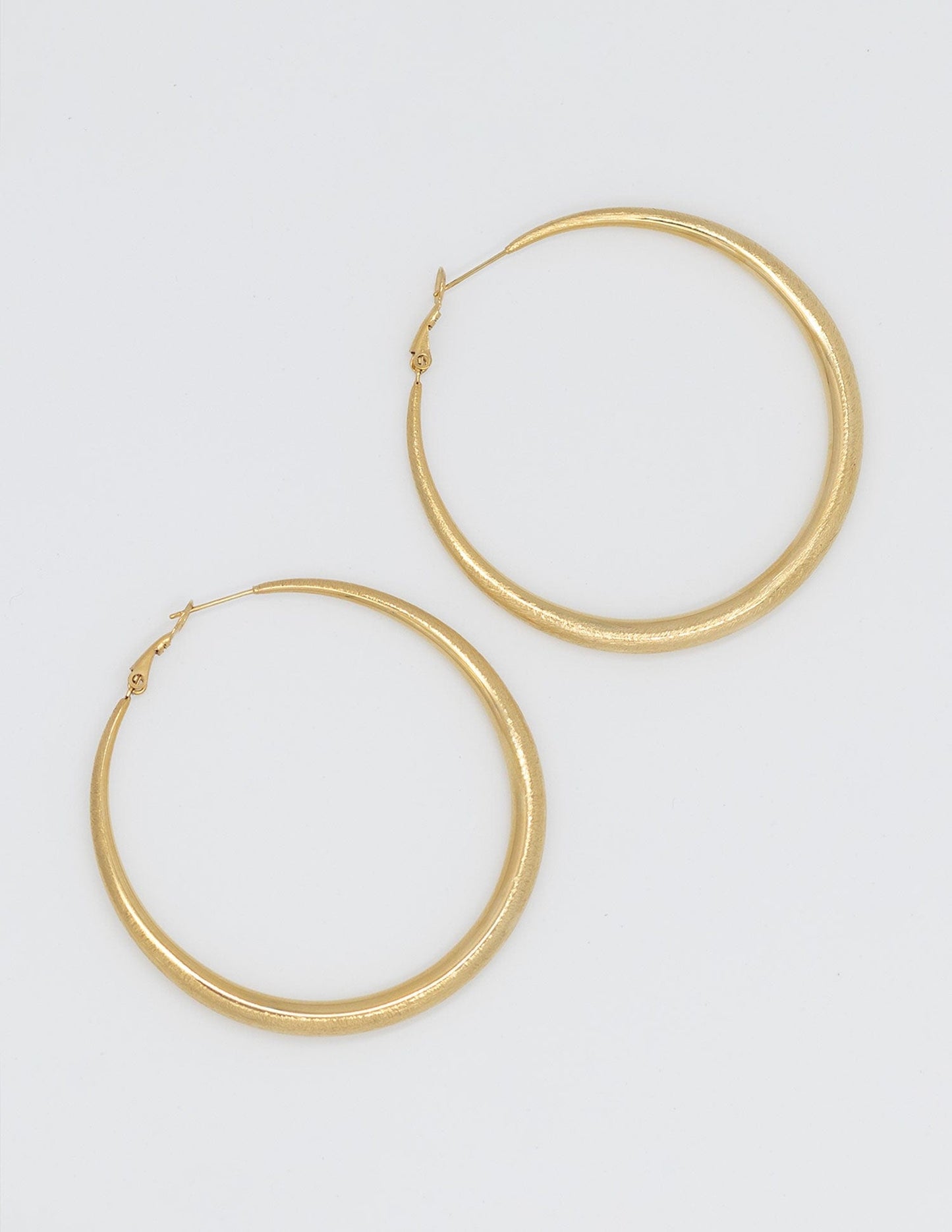 pendientes en forma de aro pero más gruesos en el centro, con efecto mate 