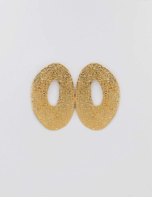 pendientes grandes ovalados dorados con textura rugosa grandes de moda