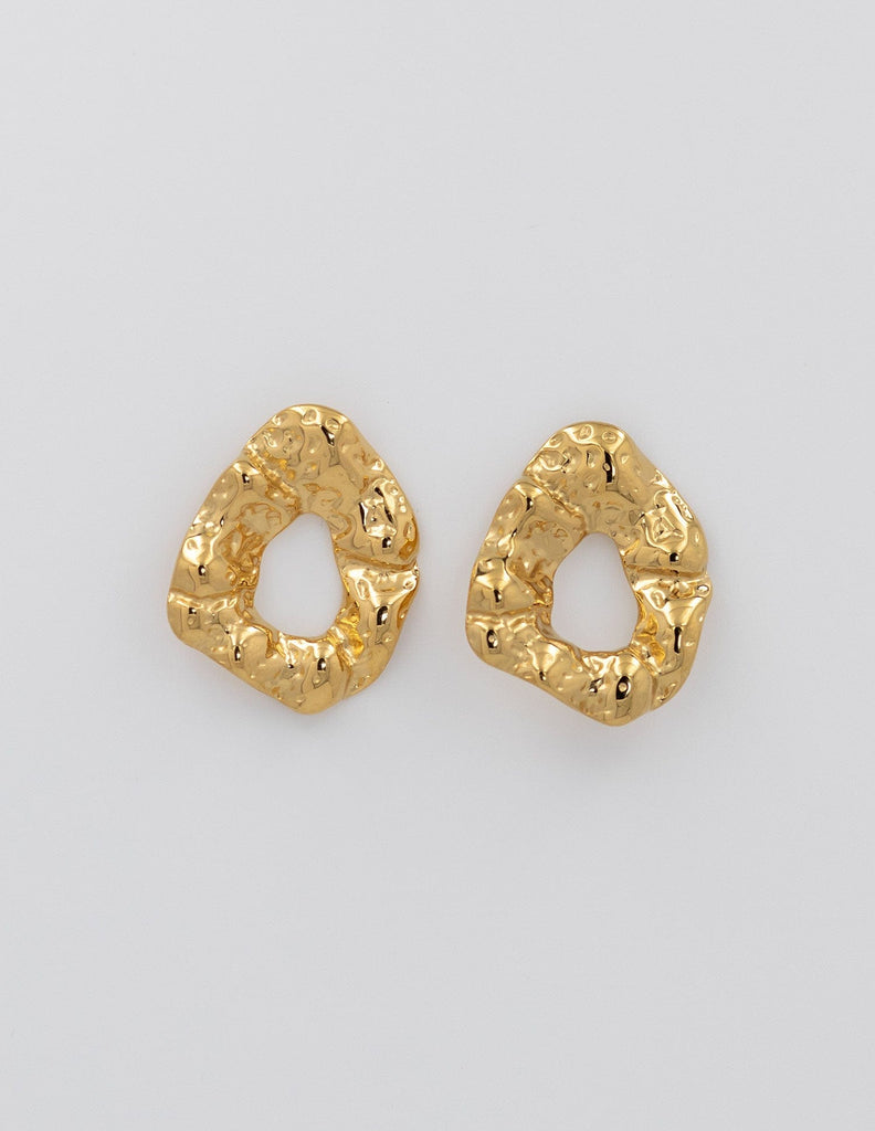 pendientes dorados circulo irregular y textura rugosa
