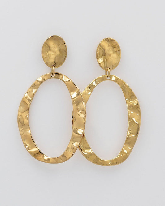 pendientes de acero dorado grandes con un aro ovalado colgando
