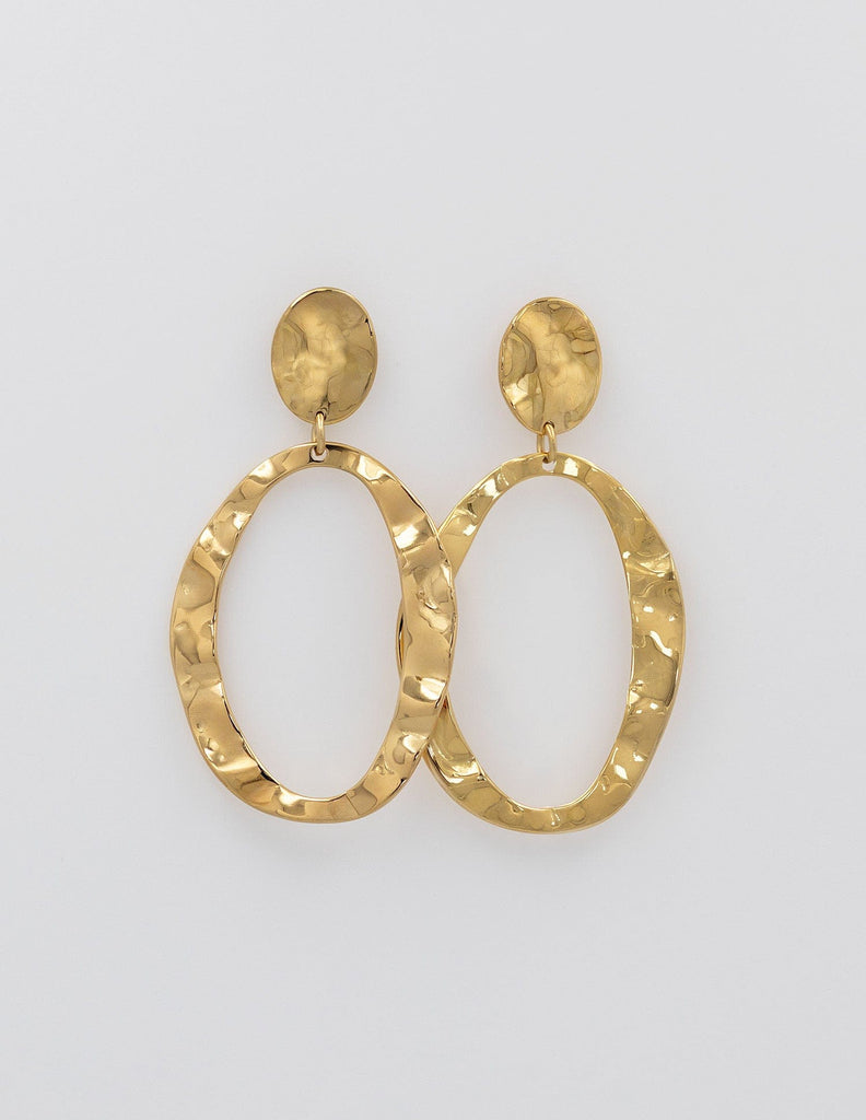 pendientes de acero dorado grandes con un aro ovalado colgando