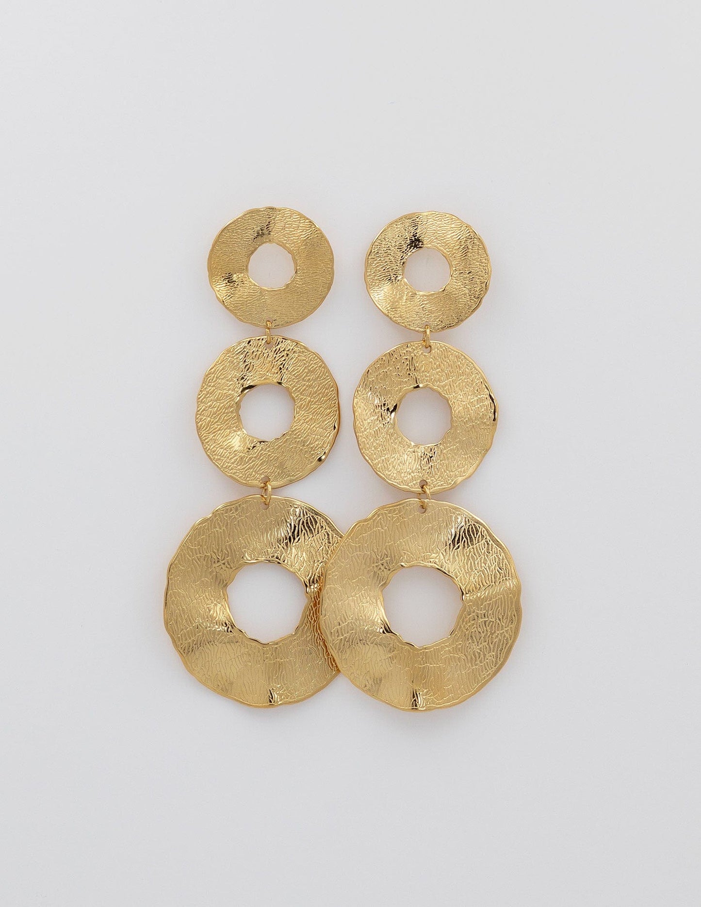 pendientes largos formados por 3 círculos de diferentes tamaños con una textura un poco tirando a mates