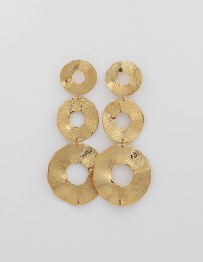 pendientes largos formados por 3 círculos de diferentes tamaños con una textura un poco tirando a mates