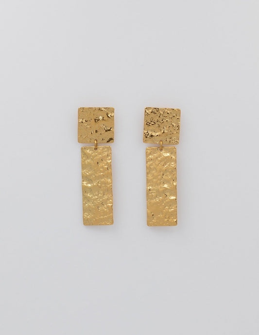 pendientes dorados rectangulares alargados de acero con textura maréele