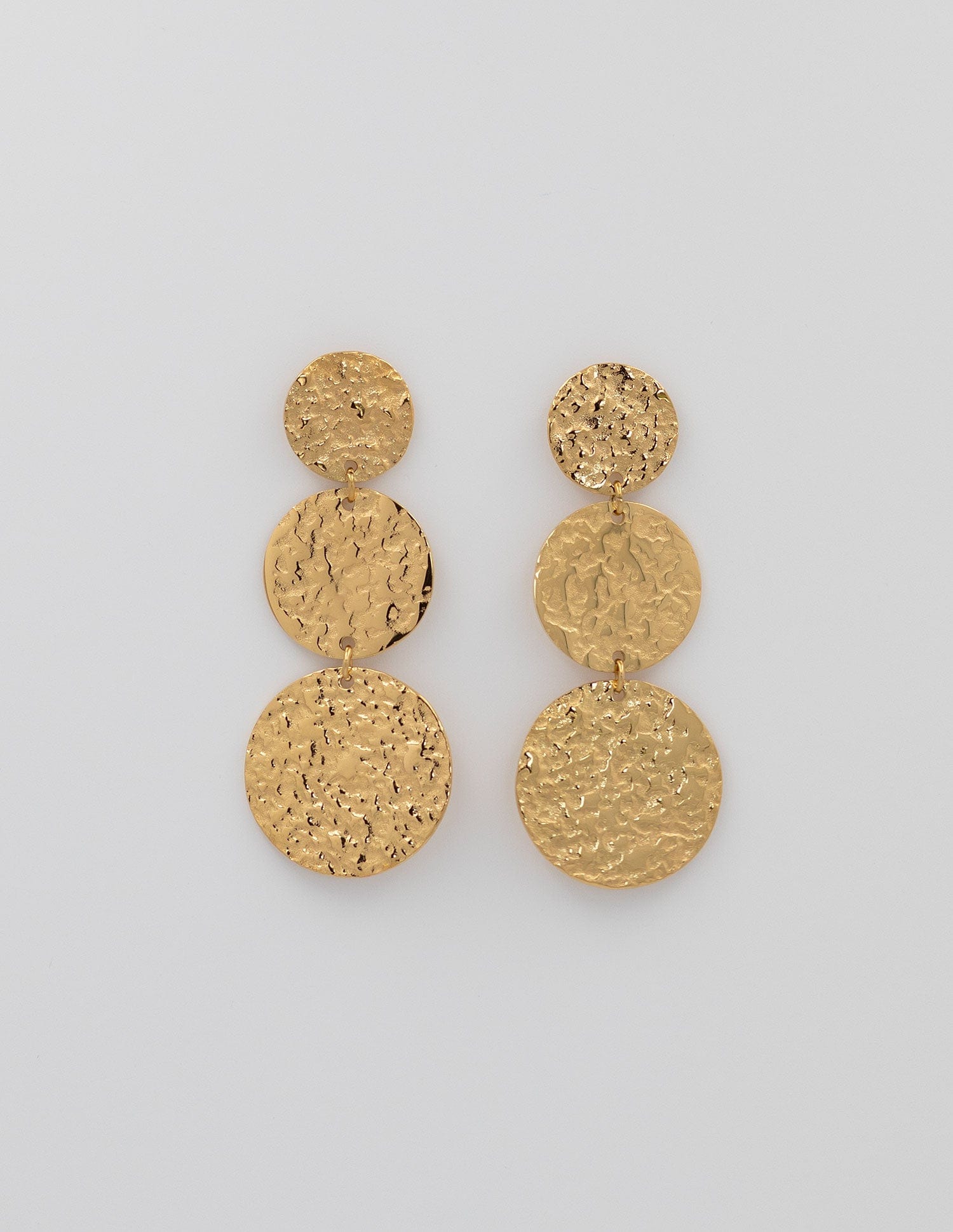 pendientes dorados con 3 medallas de diferentes tamaños rellenos con textura rugosa.
