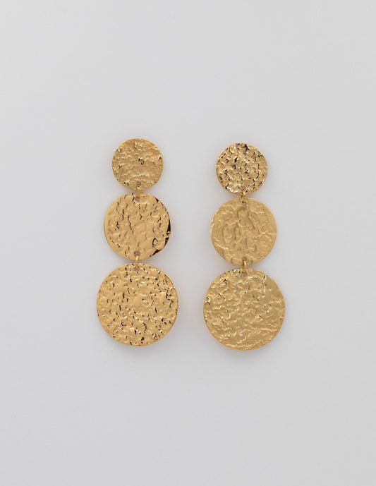 pendientes dorados con 3 medallas de diferentes tamaños rellenos con textura rugosa.