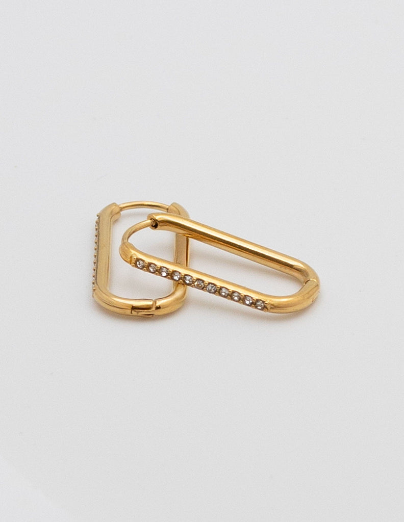 pendientes dorados con circonitas de forma rectangulares con cierre click