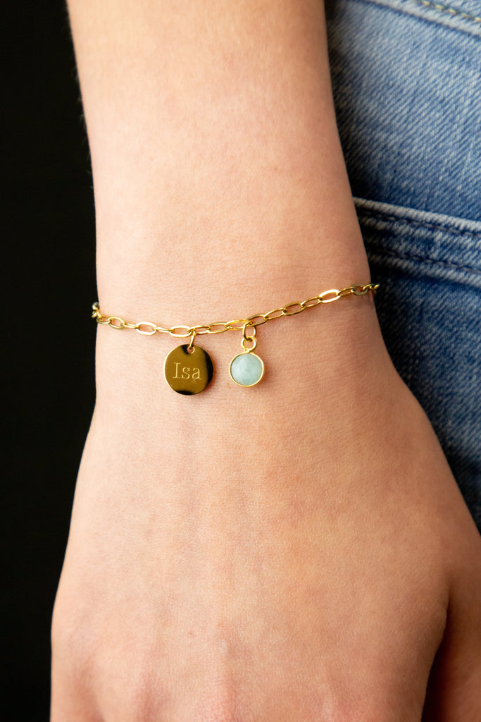 Pulsera con medalla dorada grabada y Amazonita