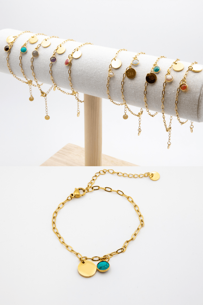 Pulsera con piedra natural y medalla dorada